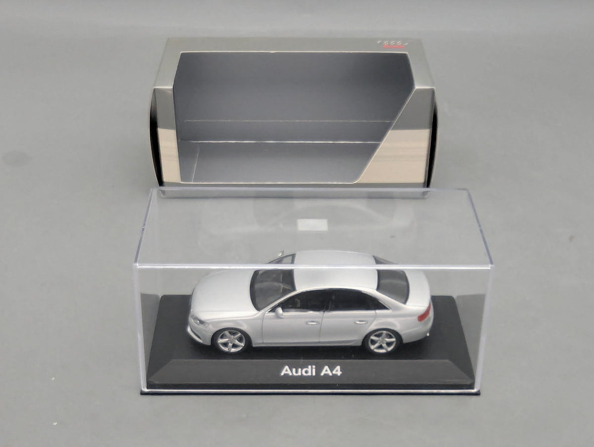 Modellautos 1:43 Minichamps Audi A4 3.2 Quattro Eissilber mit Dealer OVP