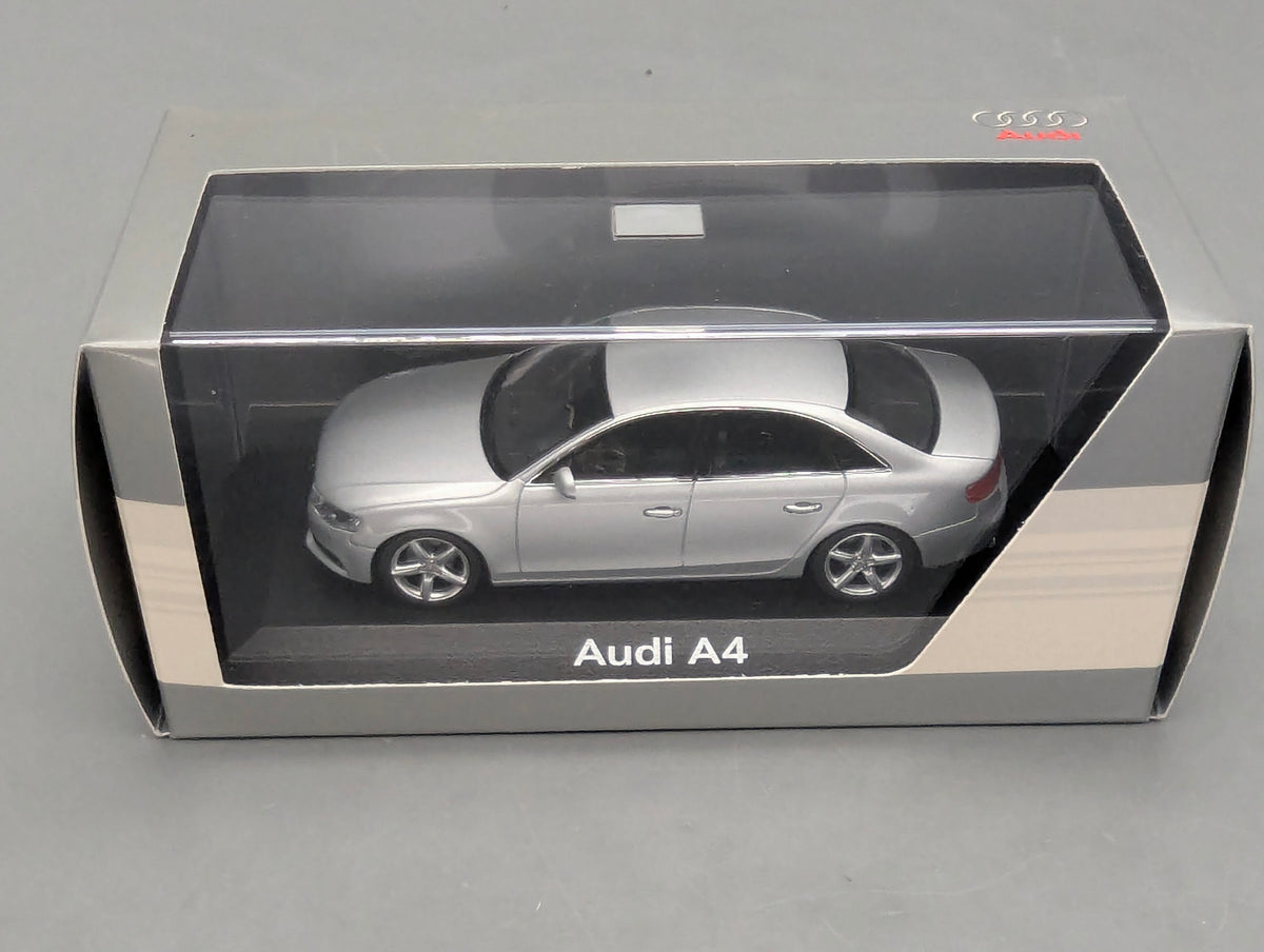 Modellautos 1:43 Minichamps Audi A4 3.2 Quattro Eissilber mit Dealer OVP