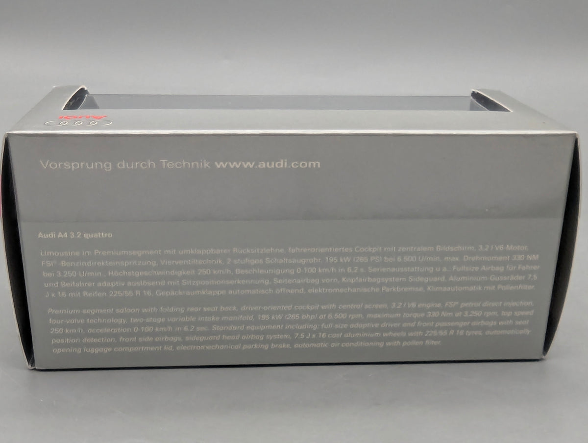 Modellautos 1:43 Minichamps Audi A4 3.2 Quattro Eissilber mit Dealer OVP