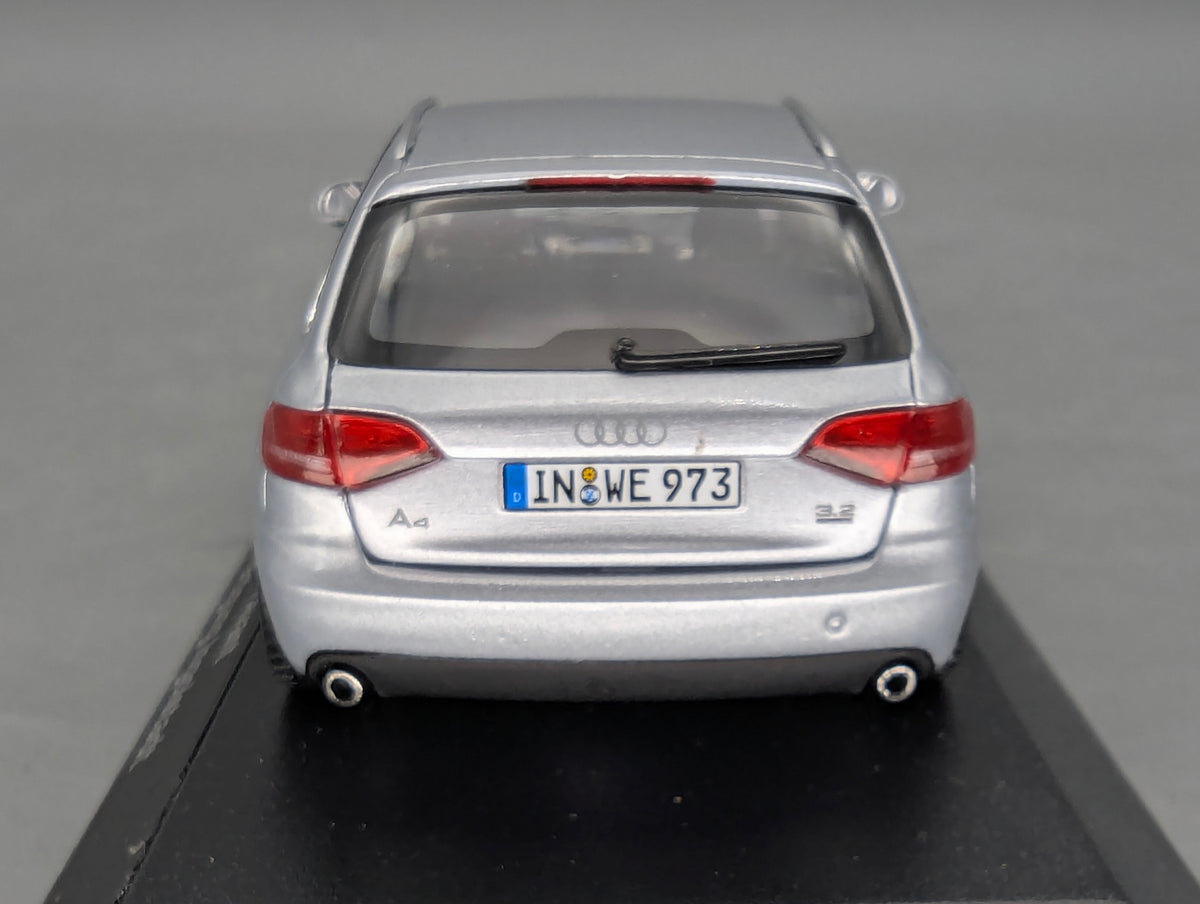 Modellautos 1:43 Minichamps Audi A4 Avant SOP Jan 2008 Ingolstadt mit Dealer OVP