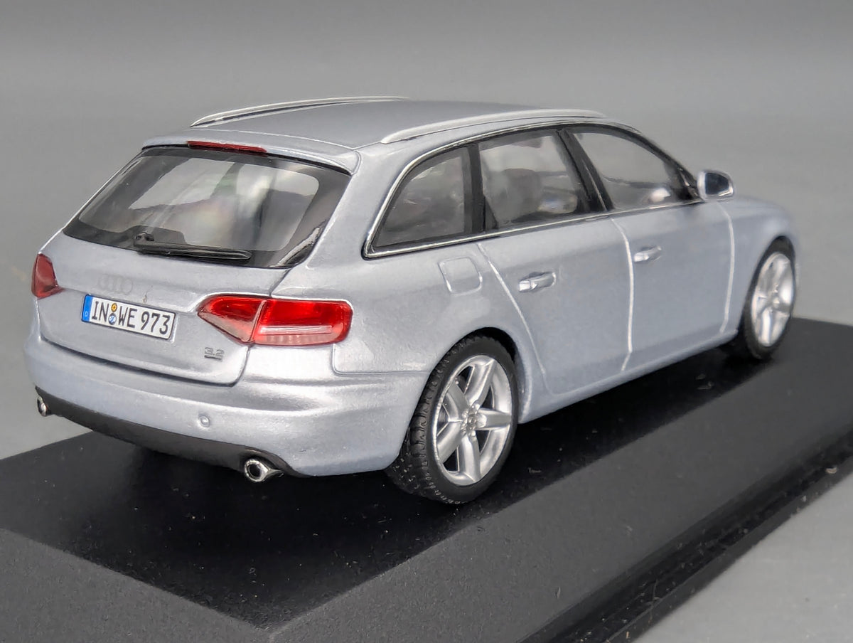 Modellautos 1:43 Minichamps Audi A4 Avant SOP Jan 2008 Ingolstadt mit Dealer OVP