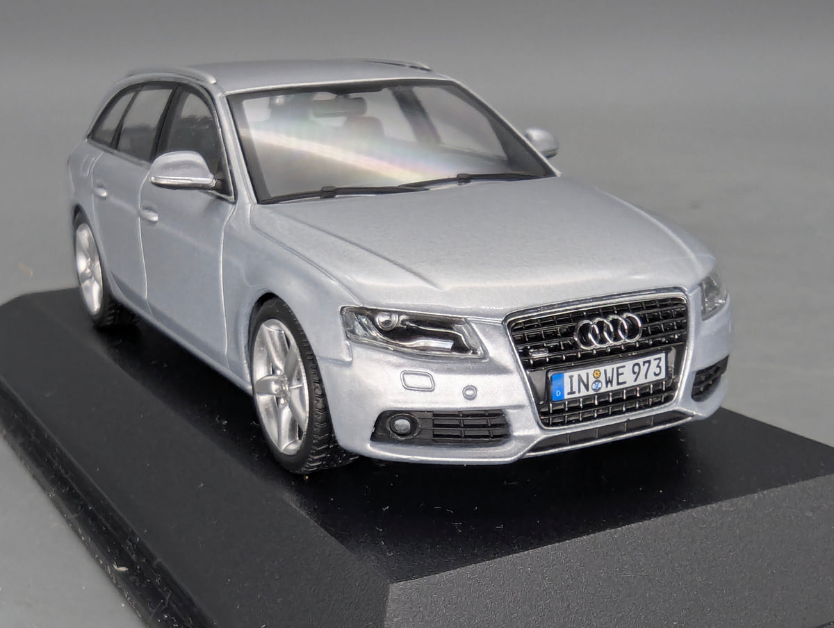 Modellautos 1:43 Minichamps Audi A4 Avant SOP Jan 2008 Ingolstadt mit Dealer OVP