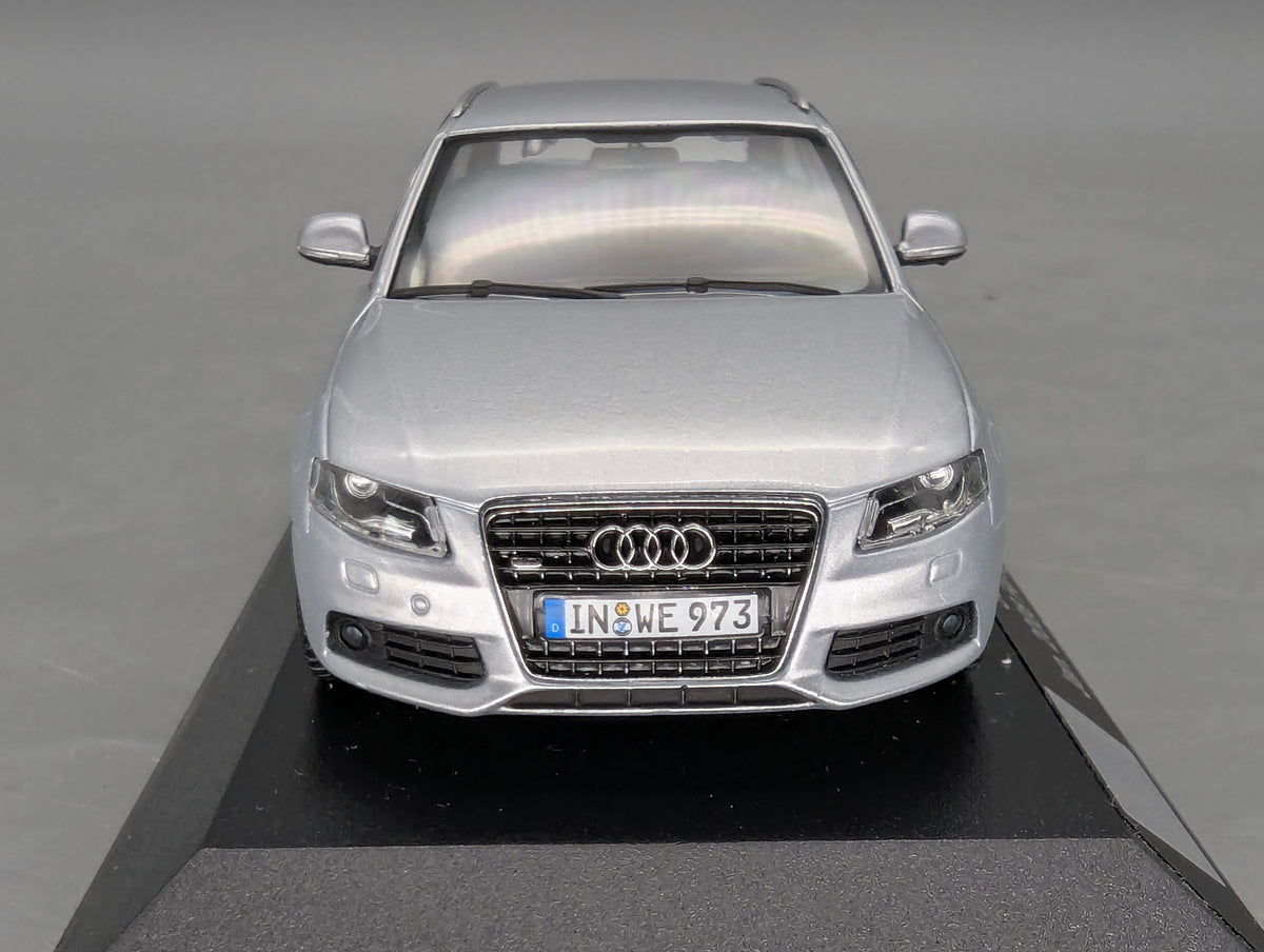 Modellautos 1:43 Minichamps Audi A4 Avant SOP Jan 2008 Ingolstadt mit Dealer OVP