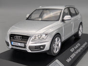 Modellautos 1:43 Minichamps Audi Q5 3.0 TDI Eissilber SOP 2008 Ingolstadt mit Dealer OVP
