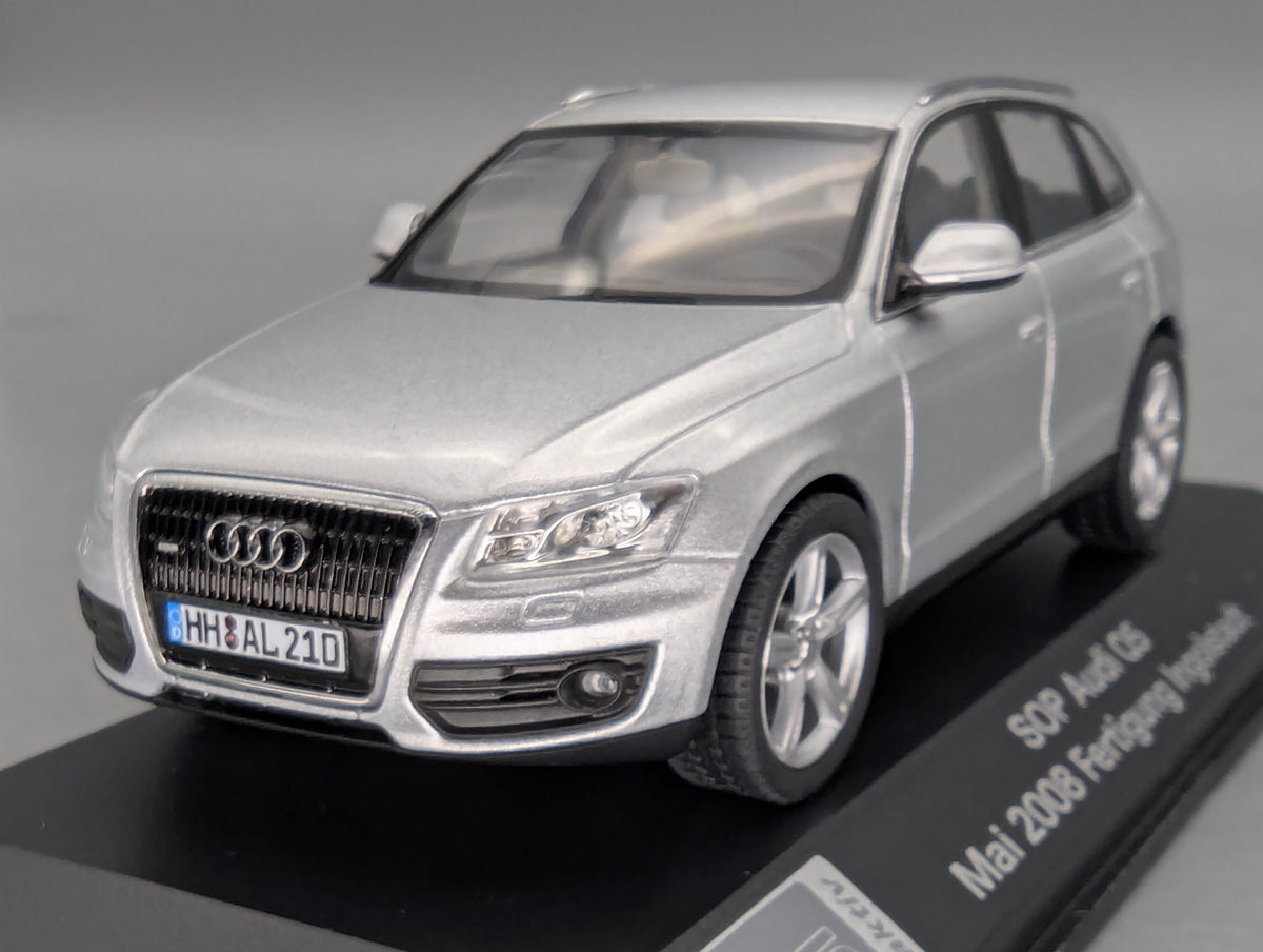 Modellautos 1:43 Minichamps Audi Q5 3.0 TDI Eissilber SOP 2008 Ingolstadt mit Dealer OVP