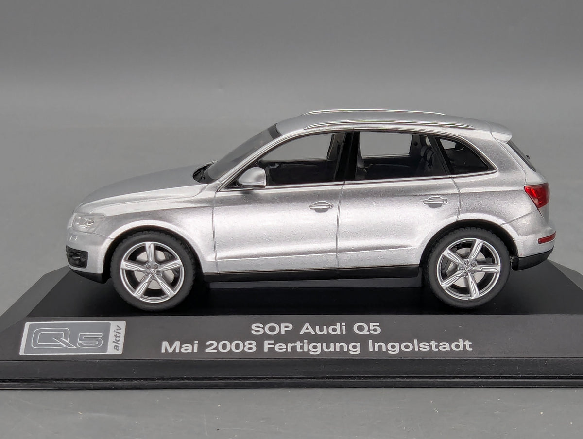 Modellautos 1:43 Minichamps Audi Q5 3.0 TDI Eissilber SOP 2008 Ingolstadt mit Dealer OVP