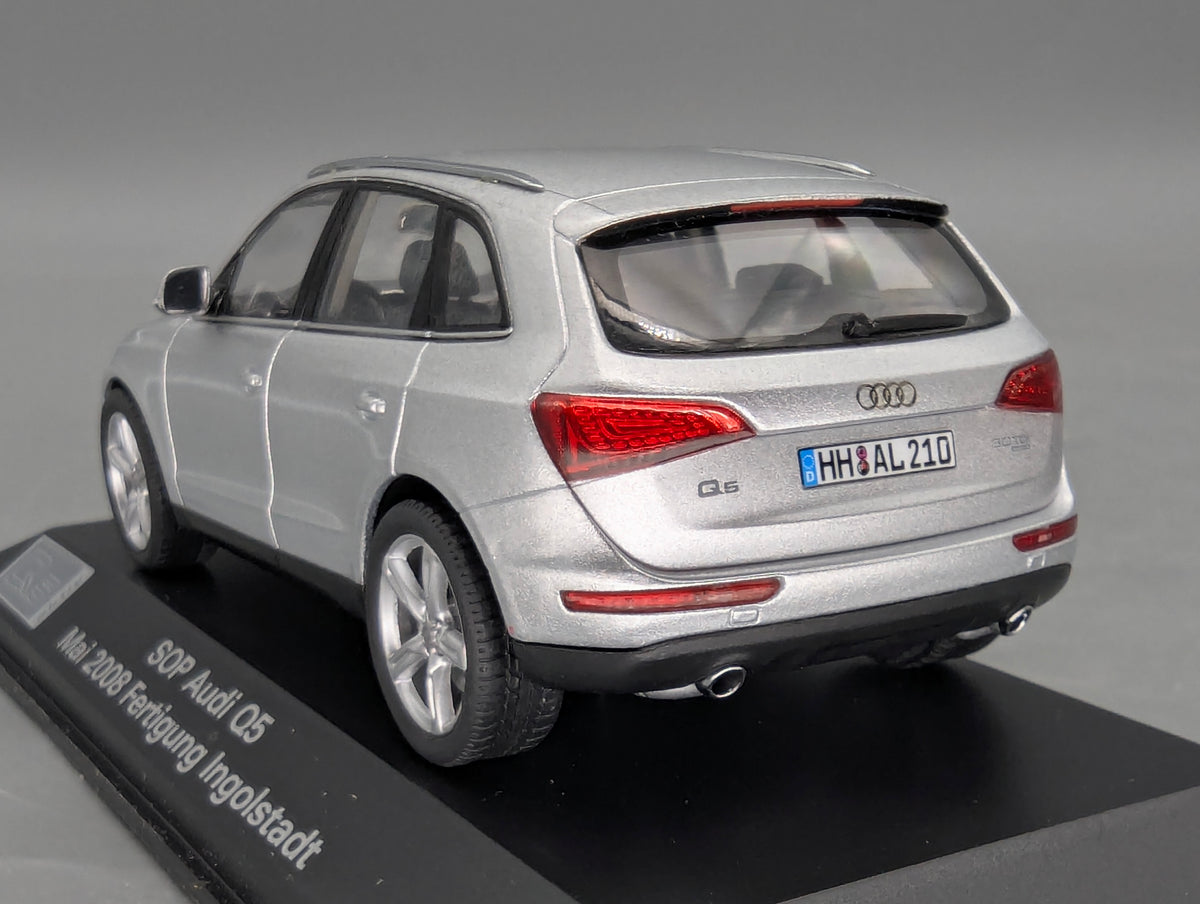 Modellautos 1:43 Minichamps Audi Q5 3.0 TDI Eissilber SOP 2008 Ingolstadt mit Dealer OVP