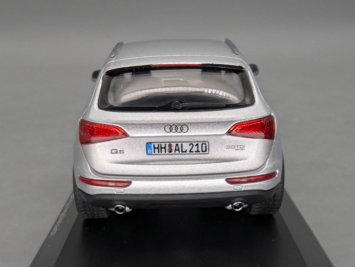 Modellautos 1:43 Minichamps Audi Q5 3.0 TDI Eissilber SOP 2008 Ingolstadt mit Dealer OVP