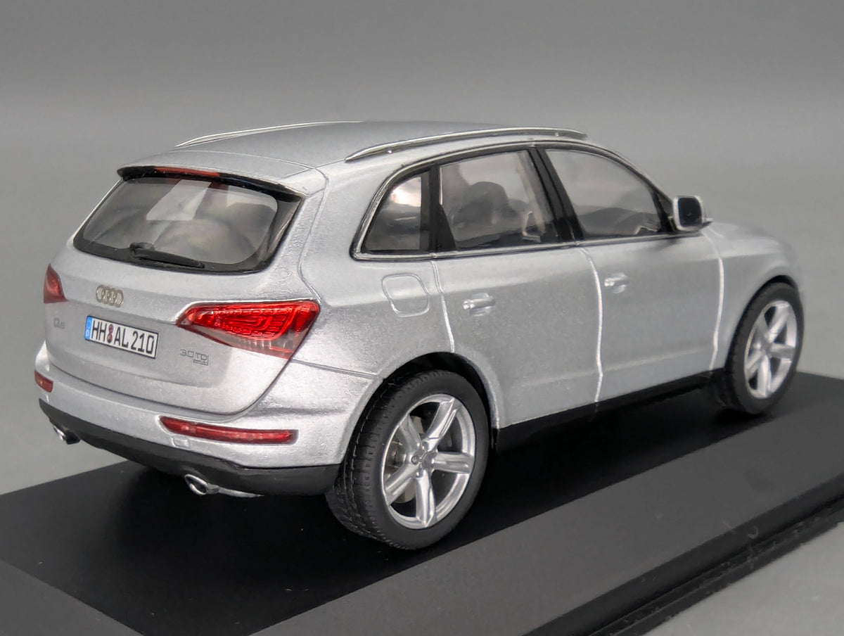 Modellautos 1:43 Minichamps Audi Q5 3.0 TDI Eissilber SOP 2008 Ingolstadt mit Dealer OVP
