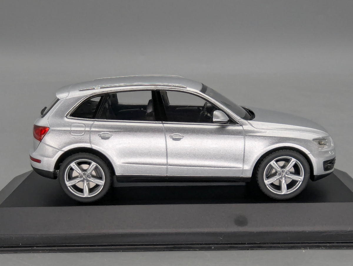 Modellautos 1:43 Minichamps Audi Q5 3.0 TDI Eissilber SOP 2008 Ingolstadt mit Dealer OVP