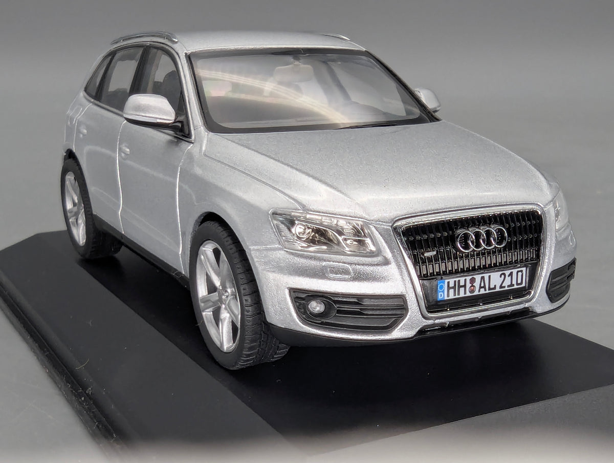 Modellautos 1:43 Minichamps Audi Q5 3.0 TDI Eissilber SOP 2008 Ingolstadt mit Dealer OVP