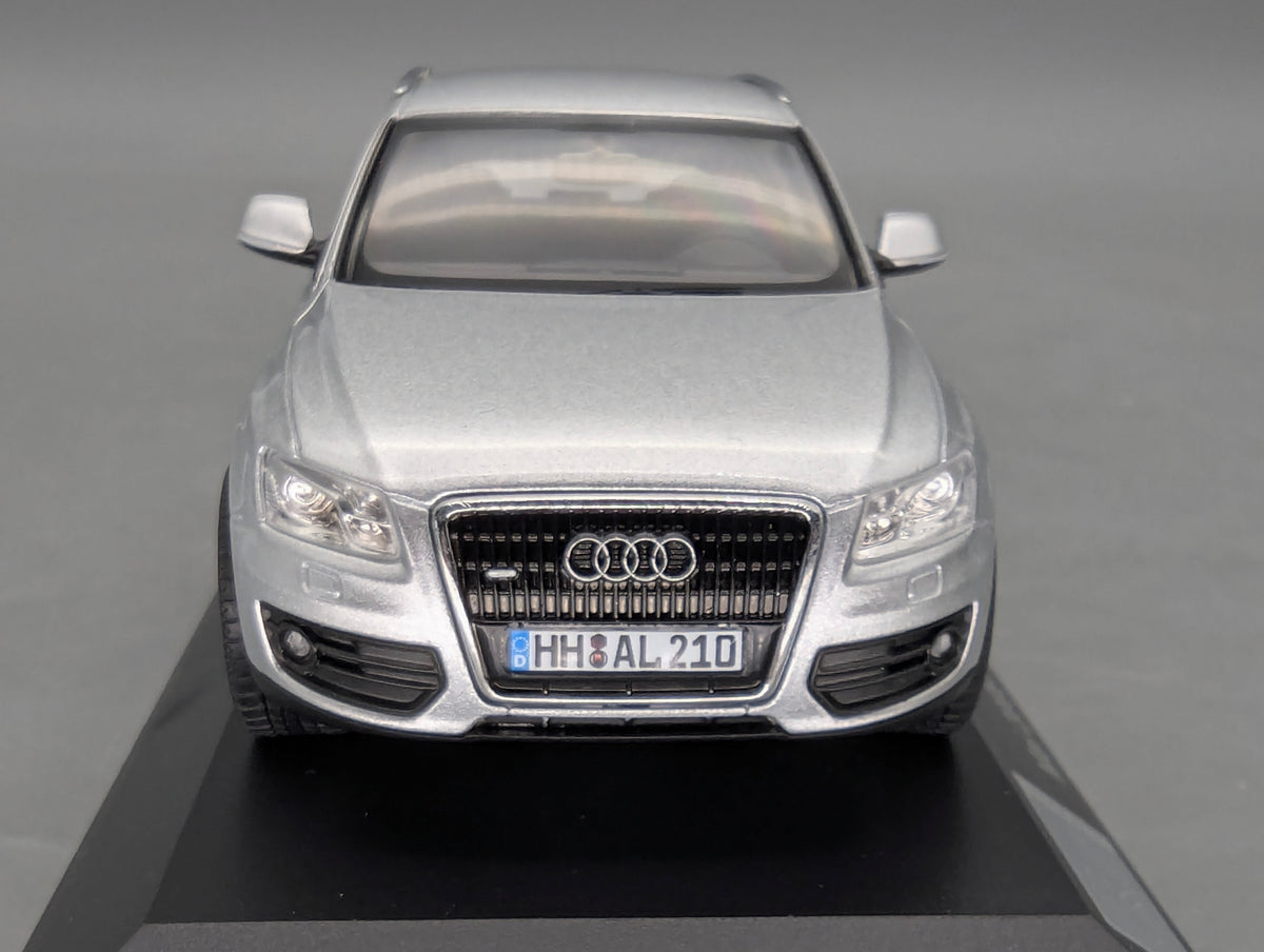 Modellautos 1:43 Minichamps Audi Q5 3.0 TDI Eissilber SOP 2008 Ingolstadt mit Dealer OVP