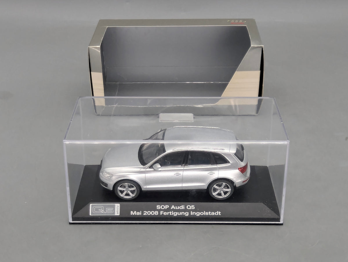 Modellautos 1:43 Minichamps Audi Q5 3.0 TDI Eissilber SOP 2008 Ingolstadt mit Dealer OVP