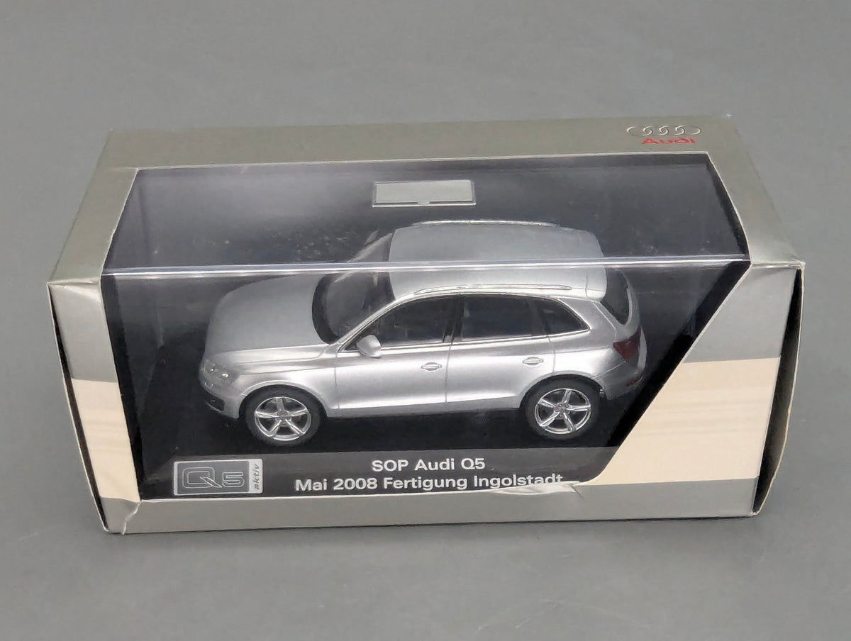 Modellautos 1:43 Minichamps Audi Q5 3.0 TDI Eissilber SOP 2008 Ingolstadt mit Dealer OVP