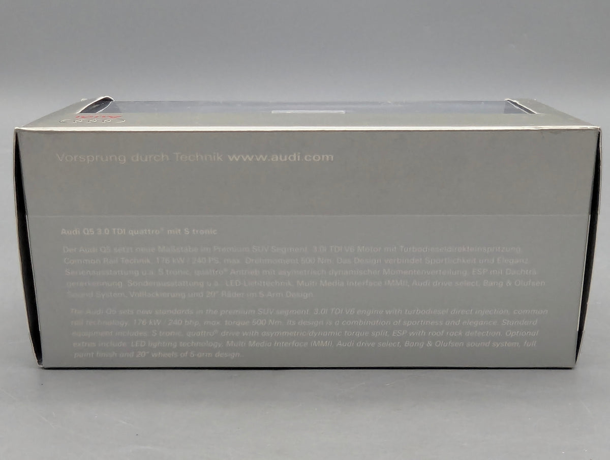 Modellautos 1:43 Minichamps Audi Q5 3.0 TDI Eissilber SOP 2008 Ingolstadt mit Dealer OVP