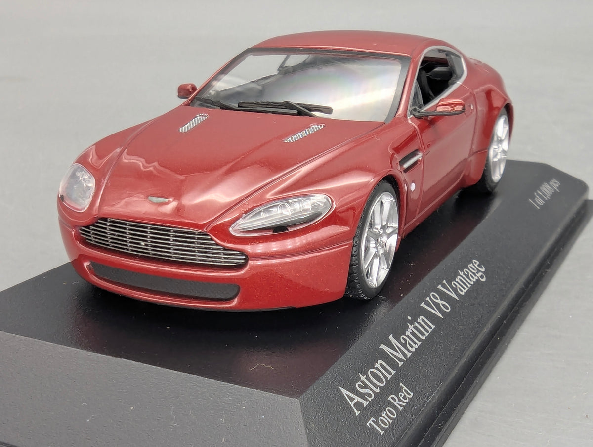 Modellautos 1:43 Minichamps Aston Martin V8 Vantage Toro Red  mit OVP