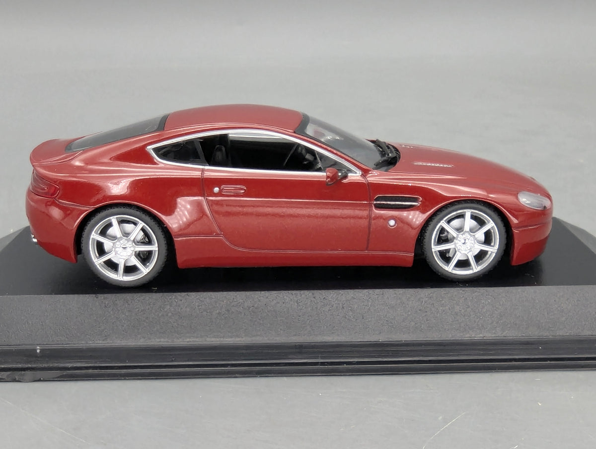 Modellautos 1:43 Minichamps Aston Martin V8 Vantage Toro Red  mit OVP