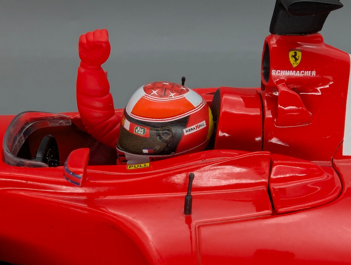 Modellautos 1:18 Hot Wheels Racing Ferrari 2000 World Champion #3 M. Schumacher Vitrine OVP