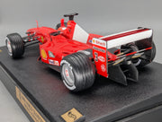 Modellautos 1:18 Hot Wheels Racing Ferrari 2000 World Champion #3 M. Schumacher Vitrine OVP