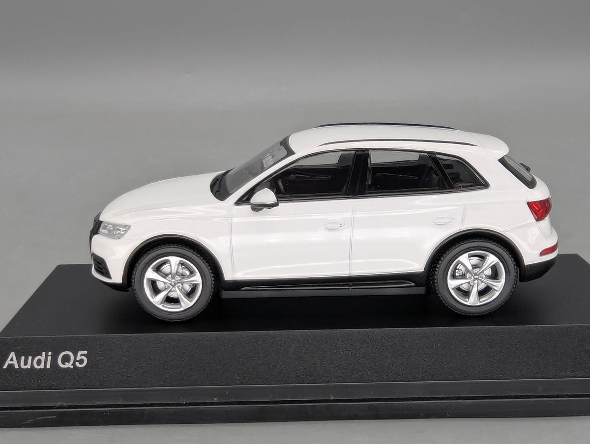 Modellautos 1:43 iScale Audi Q5 Ibisweiß Ibis White Weiß mit Dealer OVP
