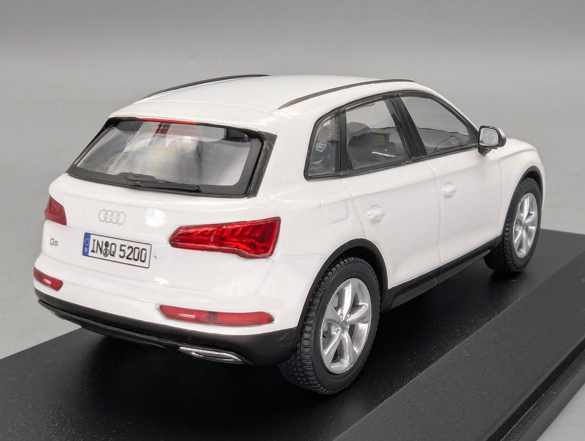 Modellautos 1:43 iScale Audi Q5 Ibisweiß Ibis White Weiß mit Dealer OVP