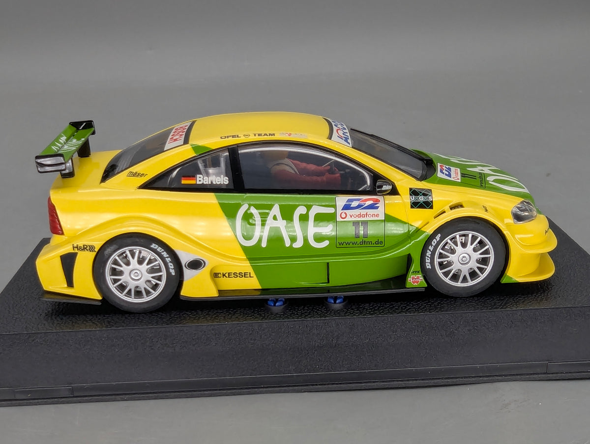 Modellautos Slotcar 1:32 Scalextric Opel Astra V8 Coupe Oase DTM 2000 #11 Bartels Vitrine