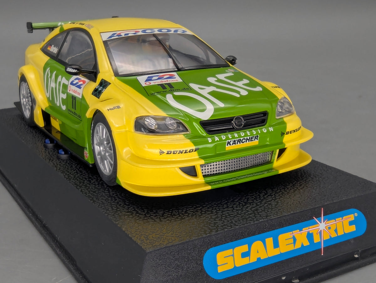 Modellautos Slotcar 1:32 Scalextric Opel Astra V8 Coupe Oase DTM 2000 #11 Bartels Vitrine