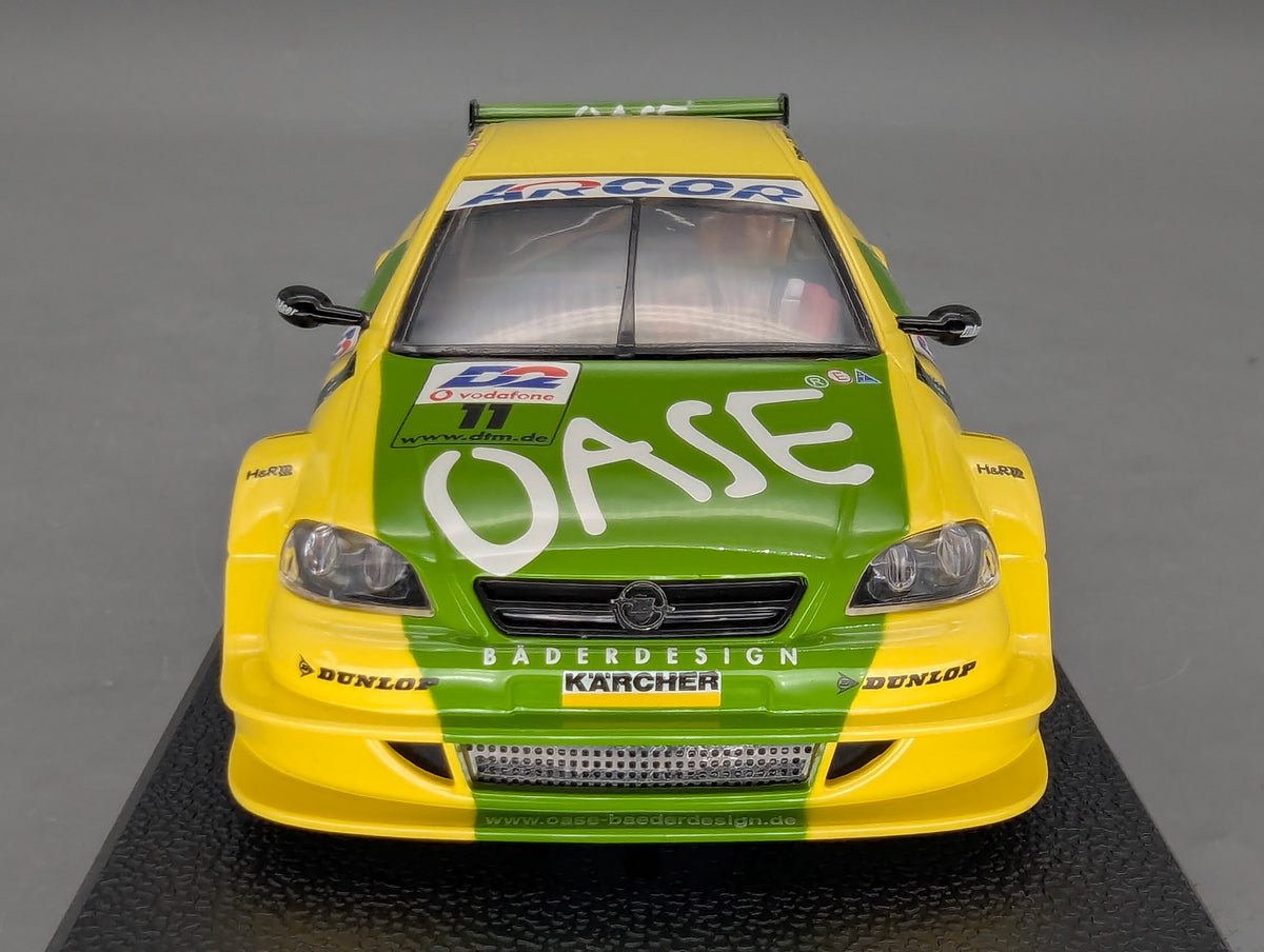 Modellautos Slotcar 1:32 Scalextric Opel Astra V8 Coupe Oase DTM 2000 #11 Bartels Vitrine