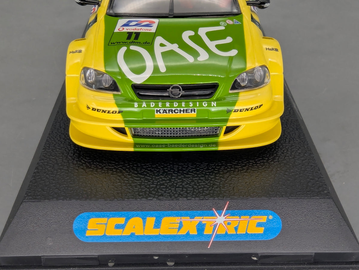 Modellautos Slotcar 1:32 Scalextric Opel Astra V8 Coupe Oase DTM 2000 #11 Bartels Vitrine