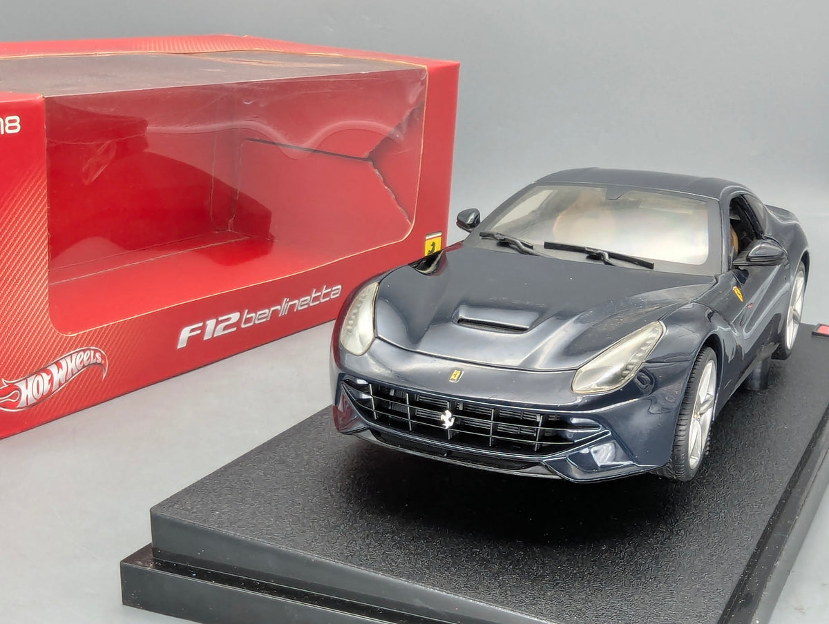 Modellautos 1:18 Hot Wheels Ferrri F12 Berlinetta Dunkelblau mit OVP