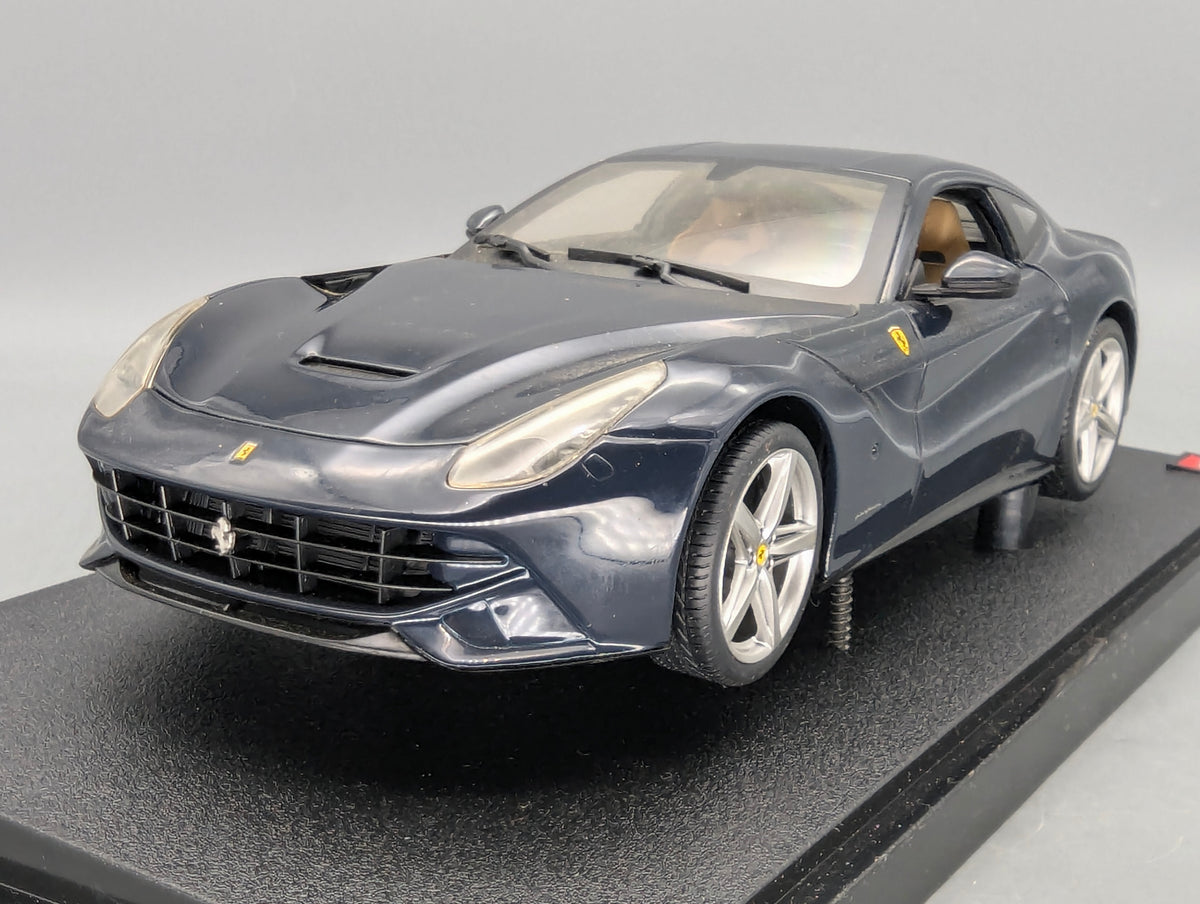 Modellautos 1:18 Hot Wheels Ferrri F12 Berlinetta Dunkelblau mit OVP