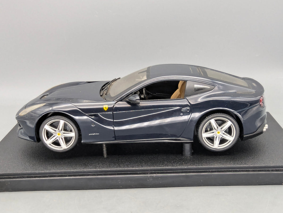 Modellautos 1:18 Hot Wheels Ferrri F12 Berlinetta Dunkelblau mit OVP