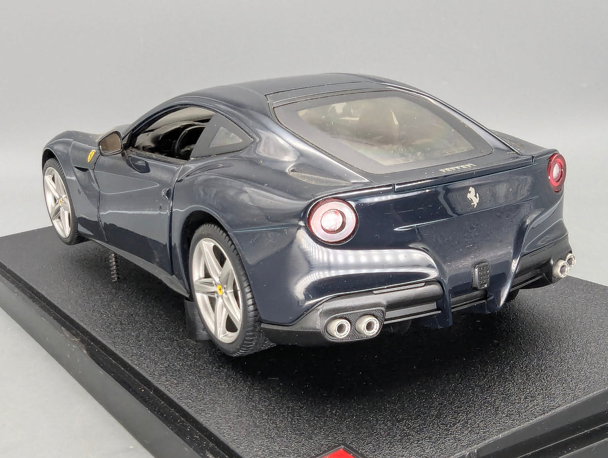 Modellautos 1:18 Hot Wheels Ferrri F12 Berlinetta Dunkelblau mit OVP