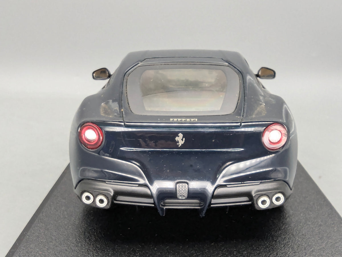 Modellautos 1:18 Hot Wheels Ferrri F12 Berlinetta Dunkelblau mit OVP
