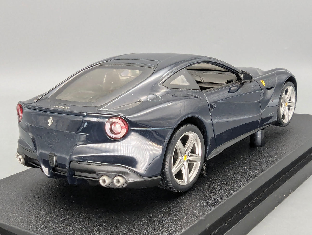 Modellautos 1:18 Hot Wheels Ferrri F12 Berlinetta Dunkelblau mit OVP