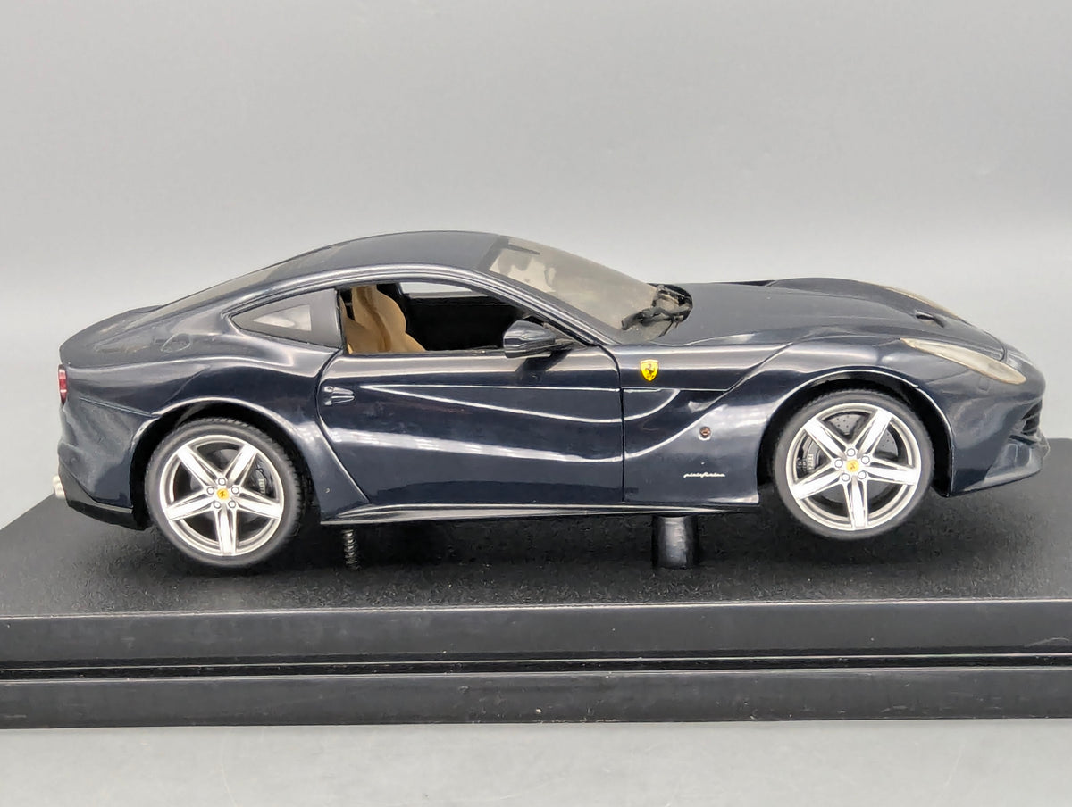 Modellautos 1:18 Hot Wheels Ferrri F12 Berlinetta Dunkelblau mit OVP