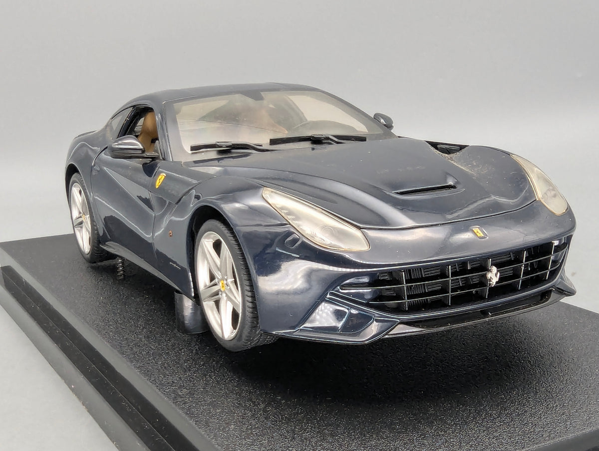Modellautos 1:18 Hot Wheels Ferrri F12 Berlinetta Dunkelblau mit OVP