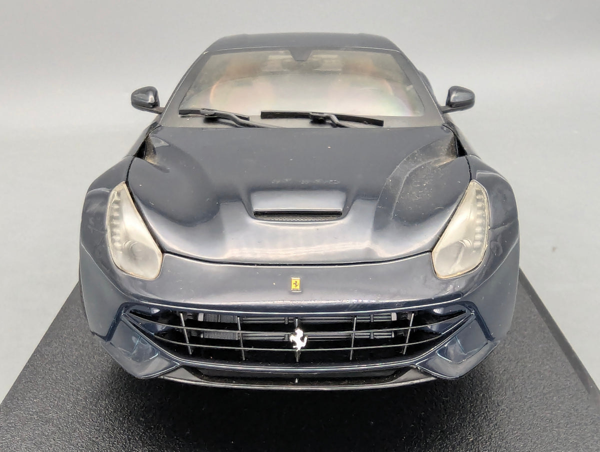 Modellautos 1:18 Hot Wheels Ferrri F12 Berlinetta Dunkelblau mit OVP