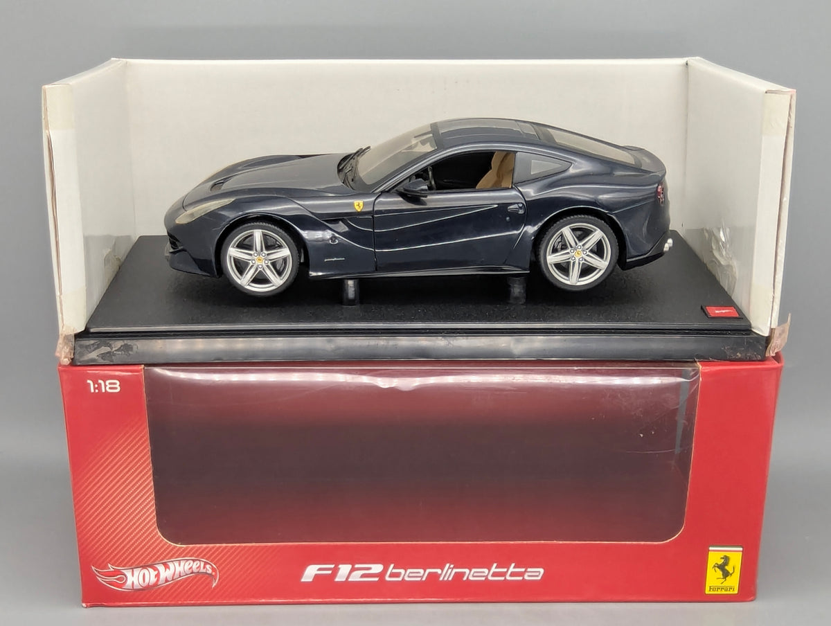 Modellautos 1:18 Hot Wheels Ferrri F12 Berlinetta Dunkelblau mit OVP