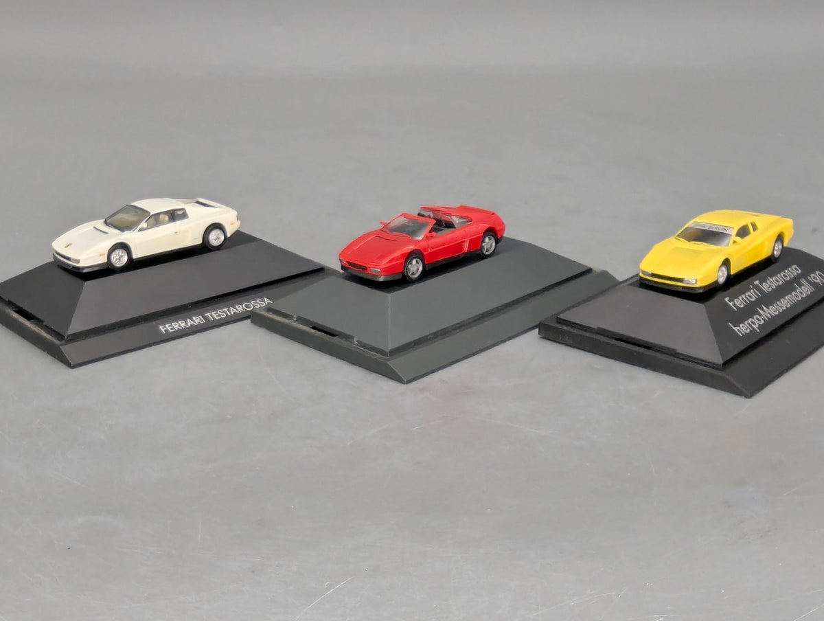 Modellautos 1:87 Herpa Ferrari 3-tlg Set 2x Testarossa 1x 348ts mit Vitrinen