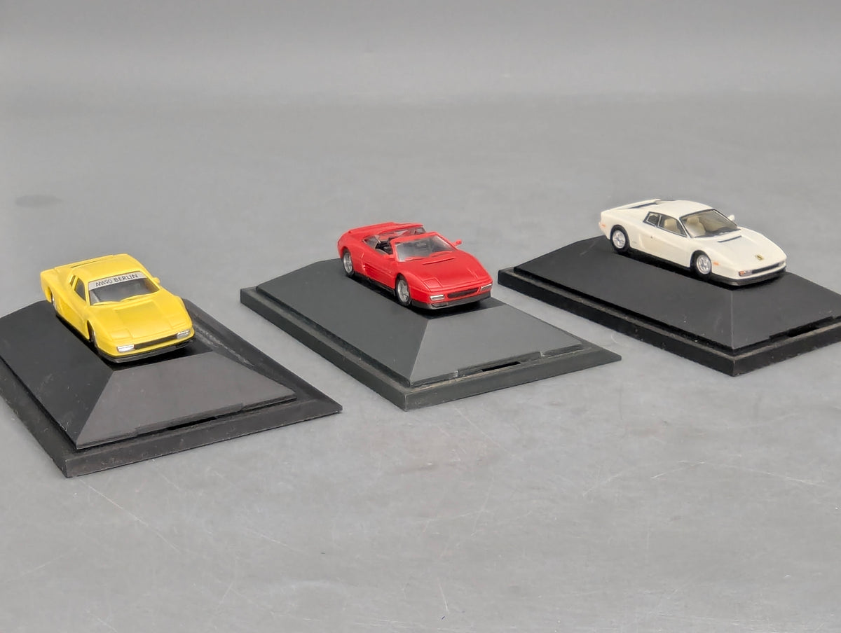 Modellautos 1:87 Herpa Ferrari 3-tlg Set 2x Testarossa 1x 348ts mit Vitrinen