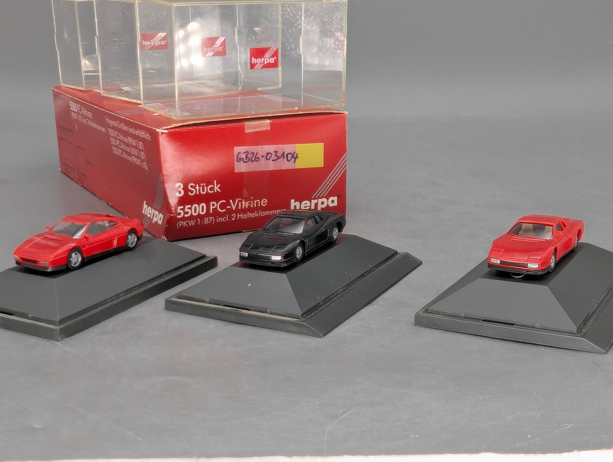 Modellautos 1:87 Herpa Ferrari 3-tlg Set 2x rot, 1x schwarz mit Vitrinen