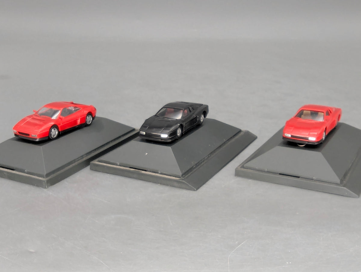 Modellautos 1:87 Herpa Ferrari 3-tlg Set 2x rot, 1x schwarz mit Vitrinen