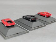 Modellautos 1:87 Herpa Ferrari 3-tlg Set 2x rot, 1x schwarz mit Vitrinen