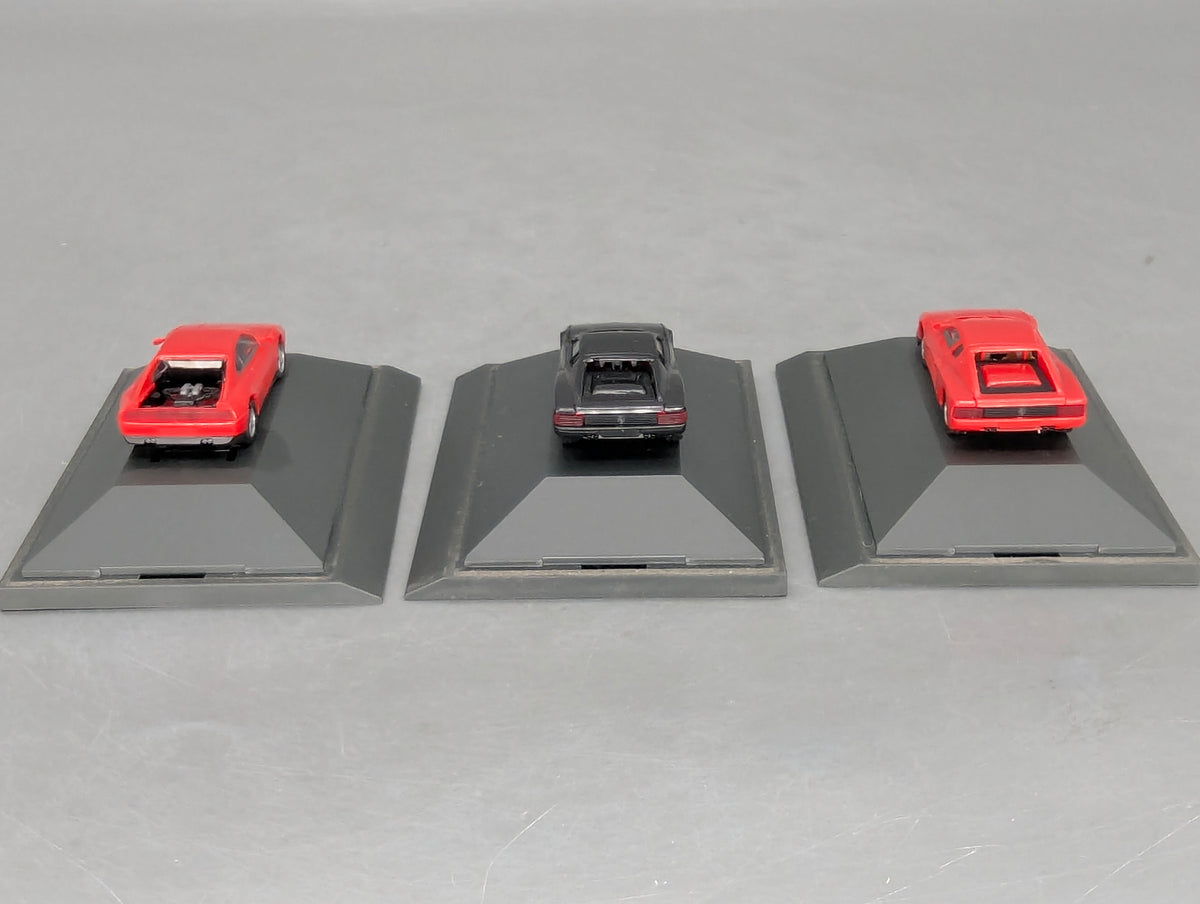 Modellautos 1:87 Herpa Ferrari 3-tlg Set 2x rot, 1x schwarz mit Vitrinen
