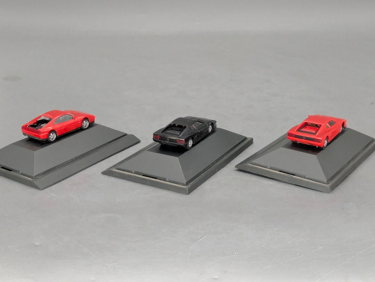 Modellautos 1:87 Herpa Ferrari 3-tlg Set 2x rot, 1x schwarz mit Vitrinen