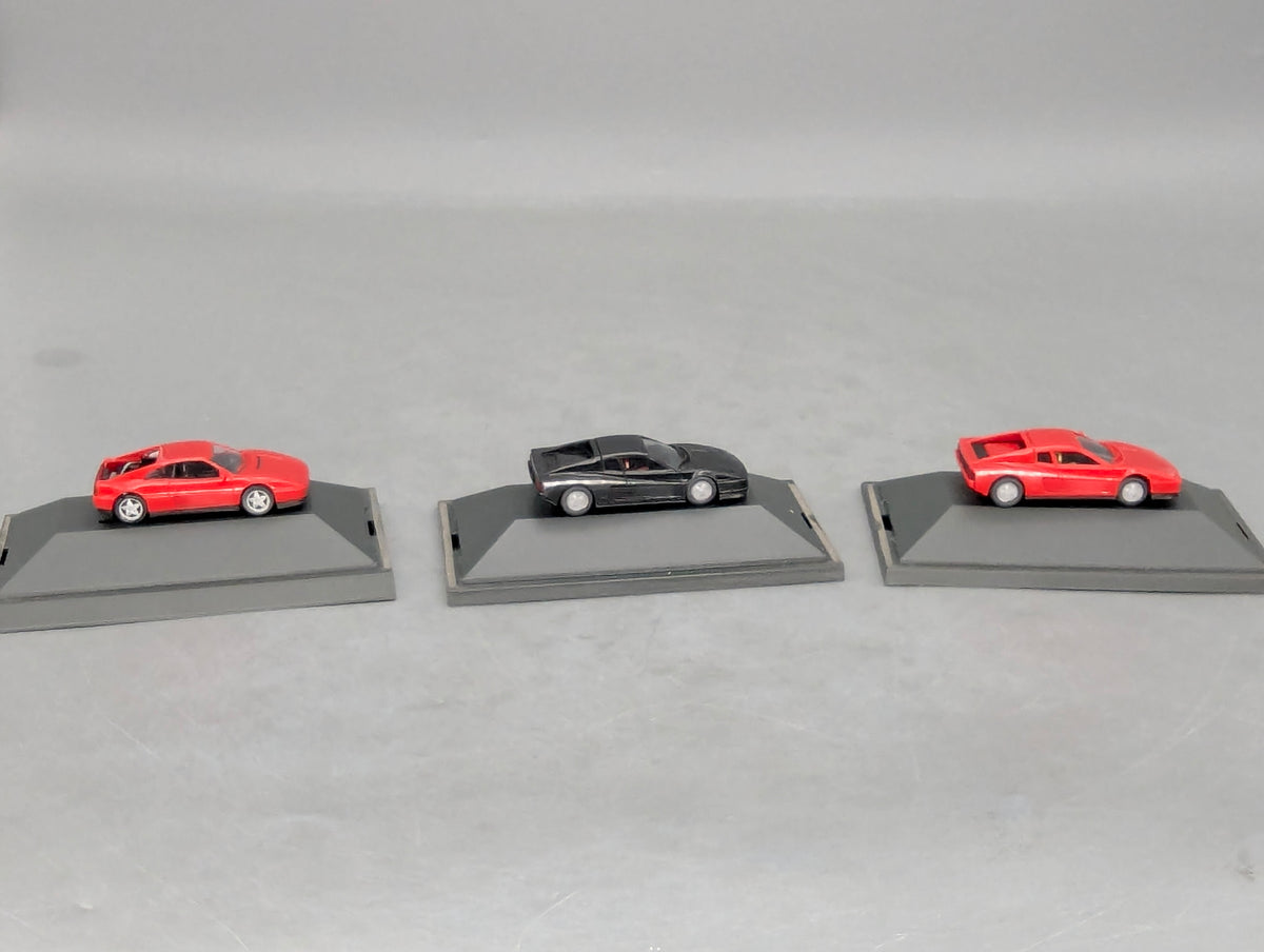 Modellautos 1:87 Herpa Ferrari 3-tlg Set 2x rot, 1x schwarz mit Vitrinen