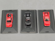 Modellautos 1:87 Herpa Ferrari 3-tlg Set 2x rot, 1x schwarz mit Vitrinen