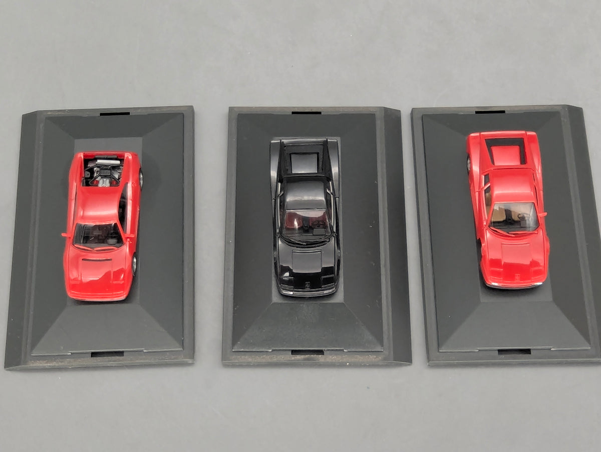 Modellautos 1:87 Herpa Ferrari 3-tlg Set 2x rot, 1x schwarz mit Vitrinen