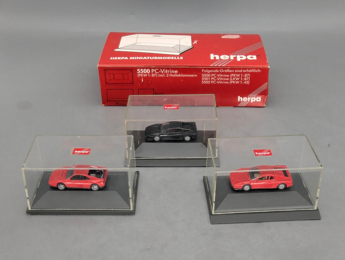 Modellautos 1:87 Herpa Ferrari 3-tlg Set 2x rot, 1x schwarz mit Vitrinen